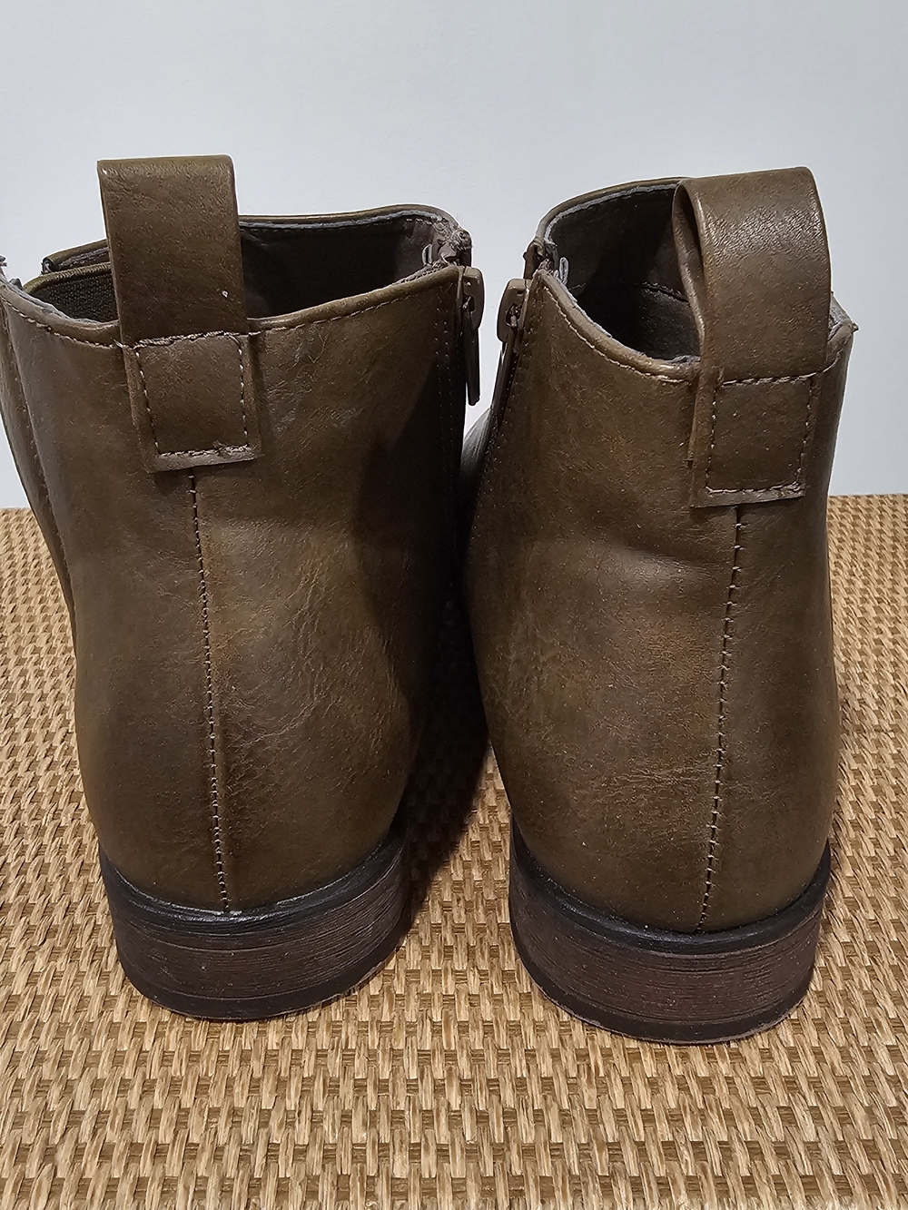 Olive Green Chelsea Ankle Boots Sz.7 Minimalist Low Heel  Casual Boho Festival - Picture 5 of 13